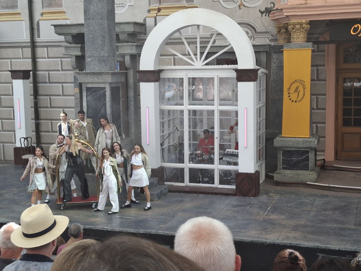 Künstler:innen der Schlossfetspiele auf der Bühne